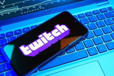 Prag, Çek Cumhuriyeti - 08 18 2025: Klavyede bir cep telefonu Twitch logosunu gösterir. Twitch canlı yayın oyunları ve içeriği için bir platformdur.