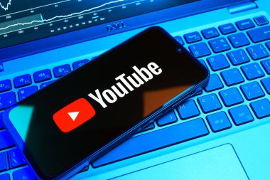 Prag, Çek Cumhuriyeti - 08 18 2025: Klavyede bir cep telefonu Youtube logosu sergiler. Youtube dünya çapında videoları izlemek ve paylaşmak için bir platform.