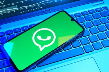 Prag, Çek Cumhuriyeti - 08 18 2025: Klavyede WhatsApp logosu gösteren bir cep telefonu. WhatsApp mesaj, çağrı ve medya göndermek için bir uygulamadır.