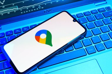 Prag, Çek Cumhuriyeti - 08 18 2025: Bir klavyede bir cep telefonu Google Maps logosu görüntüler. Google Maps haritalar, navigasyon ve konum hizmetleri için bir platformdur.