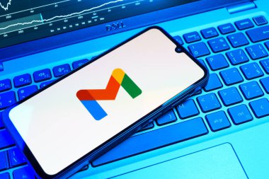 Prag, Çek Cumhuriyeti - 08 18 2025: Bir klavyede bir cep telefonu Google Gmail logosunu görüntüler. Google Gmail, mesaj göndermek ve almak için kullanılan bir e-posta servisidir..