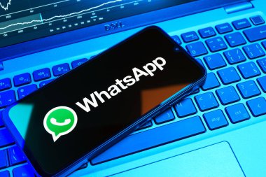 Prag, Çek Cumhuriyeti - 08 18 2025: Klavyede WhatsApp logosu gösteren bir cep telefonu. WhatsApp mesaj, çağrı ve medya göndermek için bir uygulamadır.
