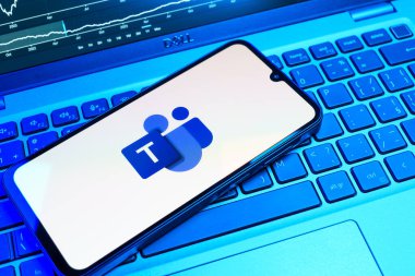 Prag, Çek Cumhuriyeti - 08 18 2025: Klavyede bir cep telefonu takım logosunu görüntüler. Takımlar takım işbirliği, toplantılar ve iletişim için bir platformdur..