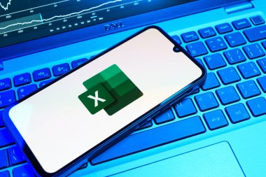 Prag, Çek Cumhuriyeti - 08 18 2025: Klavyede bir cep telefonu Excel logosu sergiler. Excel, tablo, veri analizi ve hesaplamalar için bir yazılımdır..