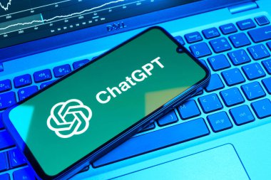 Prag, Çek Cumhuriyeti - 08 18 2025: Klavyede bir cep telefonu ChatGPT logosu sergiler. ChatGPT metin üretmek ve soruları cevaplamak için bir yapay zeka sohbet robotudur..