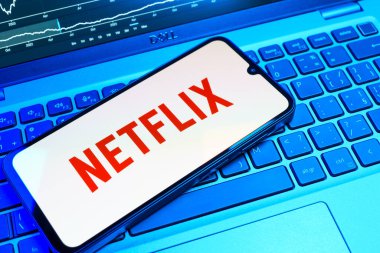 Prag, Çek Cumhuriyeti - 08 18 2025: Klavyede bir cep telefonu Netflix logosunu gösterir. Netflix sinema ve televizyon programları için bir yayın platformudur..