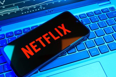 Prag, Çek Cumhuriyeti - 08 18 2025: Klavyede bir cep telefonu Netflix logosunu gösterir. Netflix sinema ve televizyon programları için bir yayın platformudur..