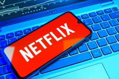 Prag, Çek Cumhuriyeti - 08 18 2025: Klavyede bir cep telefonu Netflix logosunu gösterir. Netflix sinema ve televizyon programları için bir yayın platformudur..