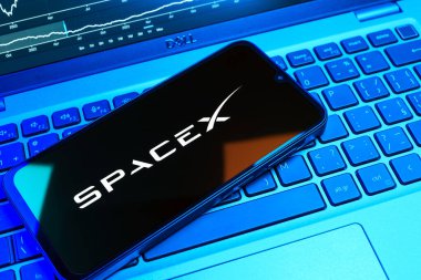 Prag, Çek Cumhuriyeti - 08 18 2025: Klavyede bir cep telefonu SpaceX logosu sergiler. SpaceX uzay keşfi ve roket fırlatmaları için özel bir şirkettir..