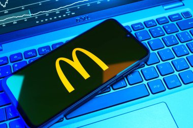 Prag, Çek Cumhuriyeti - 08 18 2025: Klavyede bir cep telefonu McDonalds logosu sergiler. McDonalds hamburger, patates kızartması ve daha fazlası sunan bir fast-food zinciri..