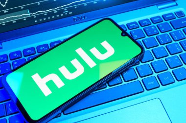 Prag, Çek Cumhuriyeti - 08 18 2025: Klavyede bir cep telefonu Hulu logosu sergiler. Hulu TV şovları, filmler ve canlı TV için bir yayın platformu..