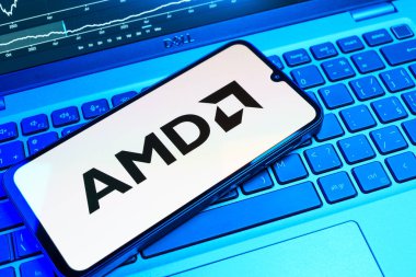 Prag, Çek Cumhuriyeti - 08 18 2025: Klavyede bir cep telefonu AMD logosu sergiler. AMD, işlemci ve işlemci üreten yarı iletken bir şirkettir..