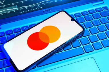 Prag, Çek Cumhuriyeti - 08 18 2025: Klavyede bir cep telefonu Mastercard logosu sergiler. Mastercard ödeme kartları ve hizmetler sağlayan bir finans şirketidir..