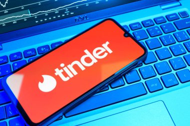Prag, Çek Cumhuriyeti - 08 18 2025: Tinder logosu klavyede bir cep telefonunda görülüyor. Tinder insanları eşleştirmek ve bağlamak için bir randevu uygulaması.