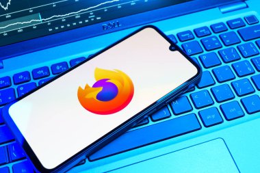 Prag, Çek Cumhuriyeti - 08 18 2025: Klavyede bir cep telefonu Firefox logosu sergiler. Firefox hızlı ve güvenli internet taraması için bir web tarayıcısıdır.