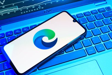 Prag, Çek Cumhuriyeti - 08 18 2025: Klavyede Edge logosunu gösteren bir cep telefonu. Edge, Microsoft tarafından Windows aygıtları için geliştirilen bir web tarayıcısıdır..