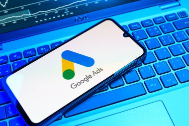Prag, Çek Cumhuriyeti - 08 18 2025: Bir klavyede bir cep telefonu Google Ads logosu görüntüler. Google Reklamları, çevrimiçi reklamlar yaratmak ve yönetmek için bir platformdur.