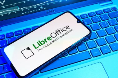 Prag, Çek Cumhuriyeti - 08 18 2025: Klavyede bir cep telefonu LibreOffice logosu sergiler. LibreOffice, dokümanlar, hesap tabloları ve sunumlar oluşturmak için özgür bir yazılım takımıdır..