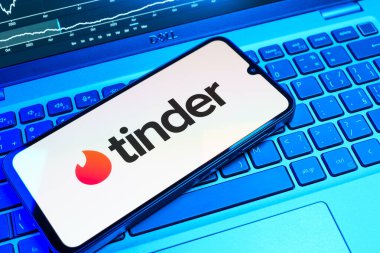Prag, Çek Cumhuriyeti - 08 18 2025: Tinder logosu klavyede bir cep telefonunda görülüyor. Tinder insanları eşleştirmek ve bağlamak için bir randevu uygulaması.