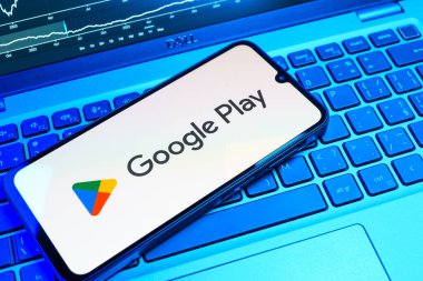 Prag, Çek Cumhuriyeti - 08 18 2025: Bir klavyede bir cep telefonu Google Play logosunu görüntüler. Google Play uygulamaları, oyunları ve dijital içeriği indirmek için bir platformdur.