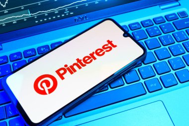 Prag, Çek Cumhuriyeti - 08 18 2025: Klavyede bir cep telefonu Pinterest logosunu gösteriyor. Pinterest fikirleri görsel olarak keşfetmek ve kaydetmek için bir platformdur..