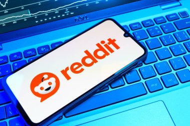 Prag, Çek Cumhuriyeti - 08 18 2025: Klavyede bir cep telefonu Reddit logosu sergiler. Reddit tartışma, haber ve toplum içeriği için bir platformdur.