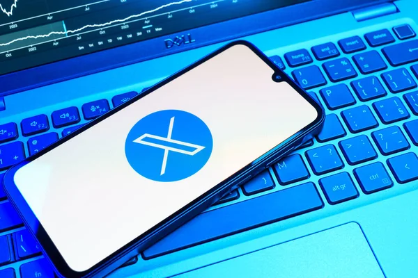 Prag, Çek Cumhuriyeti - 08 18 2025: Klavyede bir cep telefonu X logosu sergiler. X, kısa gönderileri ve güncellemeleri paylaşmak için bir platformdur.