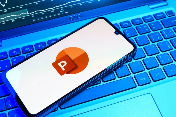 Prag, Çek Cumhuriyeti - 08 18 2025: Klavyede bir cep telefonu Powerpoint logosu sergiler. Powerpoint sunumlar ve slayt gösterileri oluşturmak için bir yazılımdır..