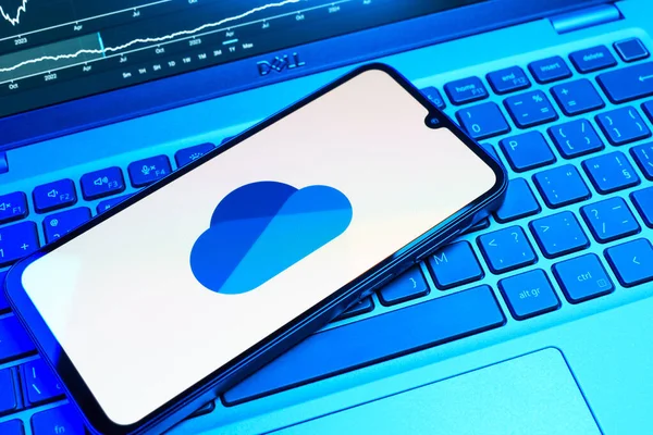 Prag, Çek Cumhuriyeti - 08 18 2025: Klavyede bir cep telefonu OneDrive logosu sergiler. OneDrive dosyaları kaydetmek ve paylaşmak için bir bulut depolama platformudur.
