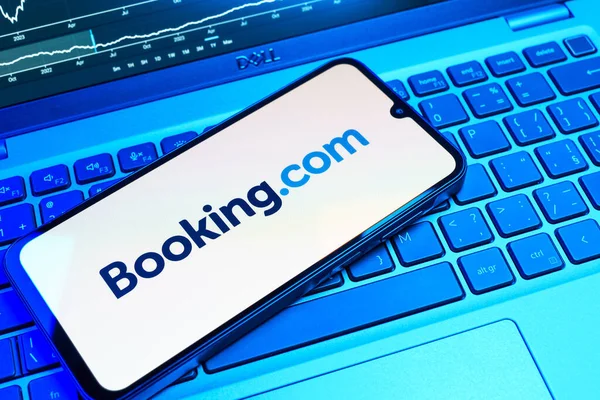 Prag, Çek Cumhuriyeti - 08 18 2025: Klavyede bir cep telefonu Booking.com logosu sergiler. Rezervasyon, otel bulmak ve rezervasyon yaptırmak için bir platformdur..