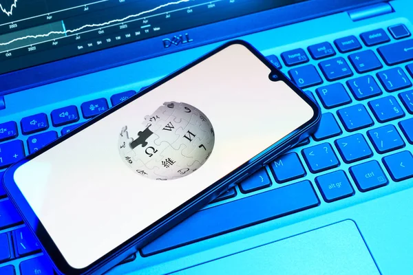 Prag, Çek Cumhuriyeti - 08 18 2025: Klavyede bir cep telefonu Wikipedia logosu görüntüler. Vikipedi çevrimiçi bir ansiklopedidir..