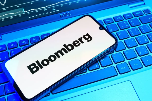 Prag, Çek Cumhuriyeti - 08 18 2025: Klavyede bir cep telefonu Bloomberg logosunu gösteriyor. Bloomberg finansal haberler, veriler ve analizler sağlayan bir şirkettir..