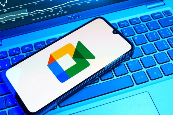 Prag, Çek Cumhuriyeti - 08 18 2025: Google Meet logosunu gösteren bir cep telefonu. Google Meet video toplantıları ve çevrimiçi işbirliği için bir platformdur.