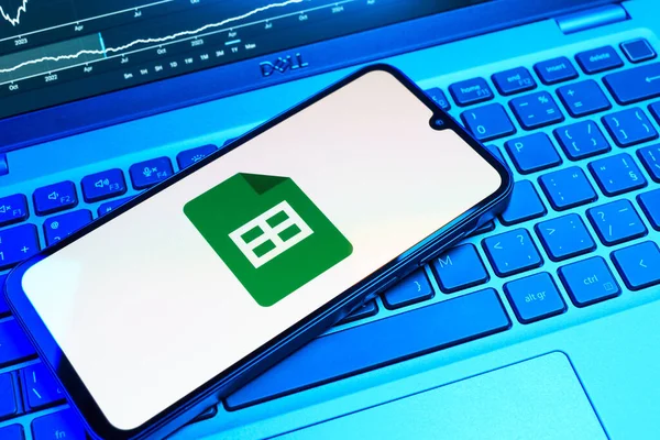 Prag, Çek Cumhuriyeti - 08 18 2025: Klavyede bir cep telefonu Google Sheets logosunu gösterir. Google Sayfalar tablo oluşturmak ve yönetmek için bir platformdur.