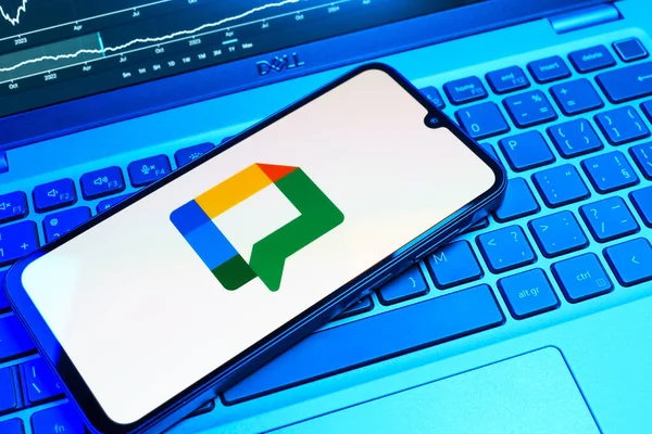 Prag, Çek Cumhuriyeti - 08 18 2025: Klavyede bir cep telefonu Google Chat logosunu görüntüler. Google Chat mesajlaşma ve takım işbirliği için bir platformdur.