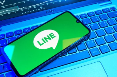 Prag, Çek Cumhuriyeti - 08 18 2025: Klavyede bir cep telefonu Hattı logosunu gösterir. Line aramalar, mesajlar ve çokluortam paylaşımı için bir mesajlaşma uygulamasıdır.