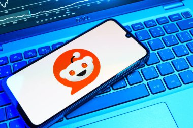 Prag, Çek Cumhuriyeti - 08 18 2025: Klavyede bir cep telefonu Reddit logosu sergiler. Reddit tartışma, haber ve toplum içeriği için bir platformdur.