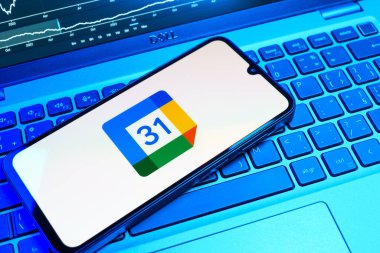 Prag, Çek Cumhuriyeti - 08 18 2025: Klavyede bir cep telefonu Google Takvim logosunu görüntüler. Google Takvimi olayları zamanlamak ve yönetmek için bir platformdur.