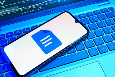 Prag, Çek Cumhuriyeti - 08 18 2025: Google Docs logosunu gösteren bir cep telefonu. Google Docs metin belgeleri oluşturmak ve düzenlemek için bir platformdur.