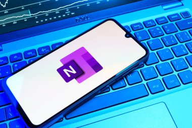 Prag, Çek Cumhuriyeti - 08 18 2025: Bir klavyede Microsoft OneNote logosu gösteren bir cep telefonu. Microsoft OneNote not almak ve düzenlemek için bir platformdur.