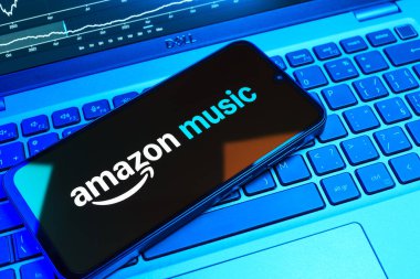 Prag, Çek Cumhuriyeti - 08 18 2025: Klavyede bir cep telefonu Amazon Müzik logosu sergiler. Amazon Müzik müzik müzik için bir platformdur..