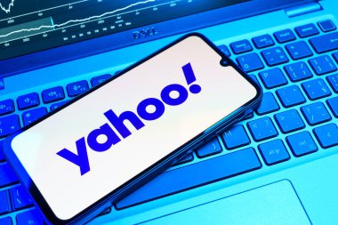 Prag, Çek Cumhuriyeti - 08 18 2025: Klavyede bir cep telefonu Yahoo logosu sergiler. Yahoo haber, e-posta ve internet hizmetleri için bir platformdur..