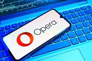 Prag, Çek Cumhuriyeti - 08 18 2025: Klavyede bir cep telefonu Opera logosunu gösterir. Opera hızlı ve güvenli internet taraması için bir web tarayıcısıdır.