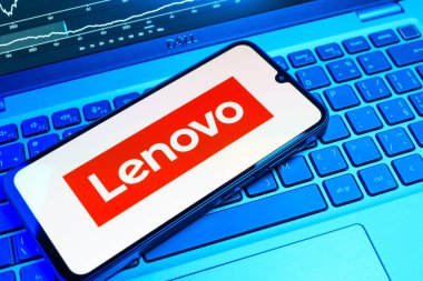 Prag, Çek Cumhuriyeti - 08 18 2025: Klavyede bir cep telefonu Lenovo logosunu gösteriyor. Lenovo bilgisayar ve elektronik üreten bir teknoloji şirketidir..