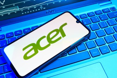 Prag, Çek Cumhuriyeti - 08 18 2025: Klavyede bir cep telefonu Acer logosunu gösterir. Acer bilgisayar ve elektronik üreten bir teknoloji şirketidir..