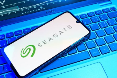 Prag, Çek Cumhuriyeti - 08 18 2025: Klavyede bir cep telefonu Seagate logosunu gösteriyor. Seagate sabit disk ve depolama çözümleri üreten bir şirkettir..