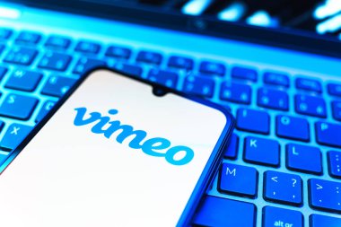 Prag, Çek Cumhuriyeti - 08 19 2025: Klavyede duran ve Vimeo logosunu gösteren bir cep telefonunun yakından görüntüsü. Vimeo, yüksek kaliteli video sunucu ve paylaşımı için bir platformdur.
