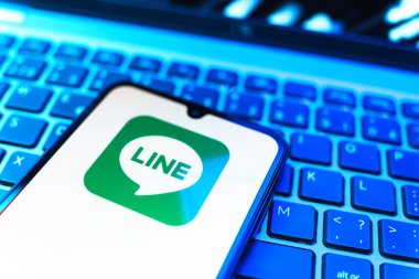 Prag, Çek Cumhuriyeti - 08 19 2025: Bir cep telefonunun klavyede duran ve hat logosunu gösteren yakın plan görüntüsü. Line aramalar, mesajlar ve çokluortam paylaşımı için bir mesajlaşma uygulamasıdır.