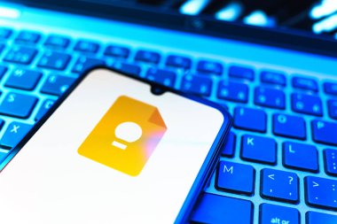 Prag, Çek Cumhuriyeti - 08 19 2025: Google Keep logosunu gösteren klavyenin üzerinde duran cep telefonunun yakından görüntüsü. Google Keep notlar, listeler ve hatırlatıcılar için bir platformdur.