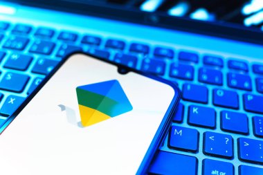 Prag, Çek Cumhuriyeti - 08 19 2025: Google Family Link logosunu gösteren klavyenin üzerinde duran cep telefonunun yakından görüntüsü. Google Family Link ebeveyn denetimi ve çocuk hesabı yönetimi için bir platformdur.